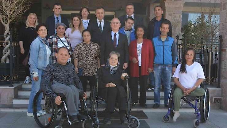 Ayvalık'ta Kaymakam Yaman'dan engellilere kahvaltılı jest