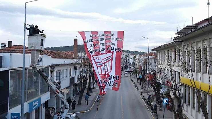 Ayvalık'ta liderlik hedefi ilçeyi bayraklarla donattırdı