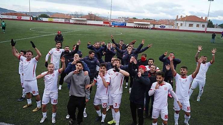 Ayvalıkgücü Belediyespor'a liderlik çok yakıştı