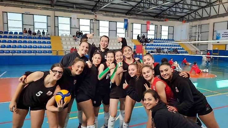 Ayvalıklı kızlar Havran Belediyespor'u namağluptan etti