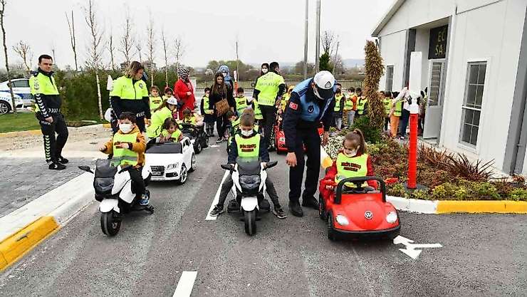 Balıkesir'de çocuklara uygulamalı trafik eğitimi