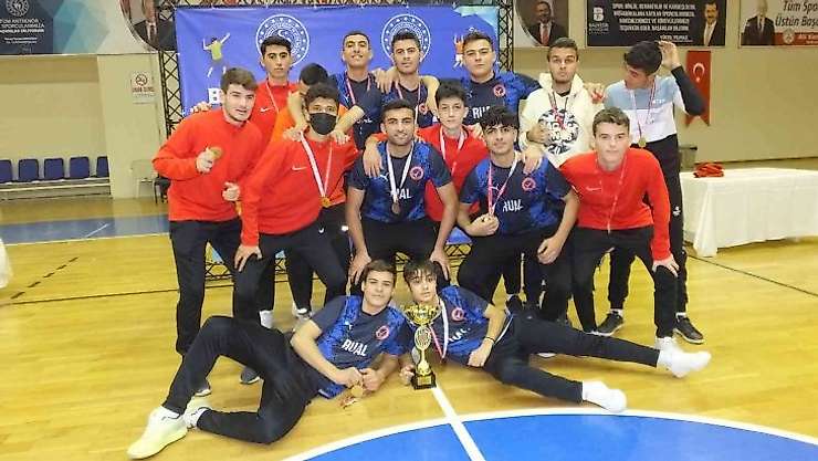 Balıkesir'de Okul Sporları Bölge Birinciliği ödül töreni coşkusu