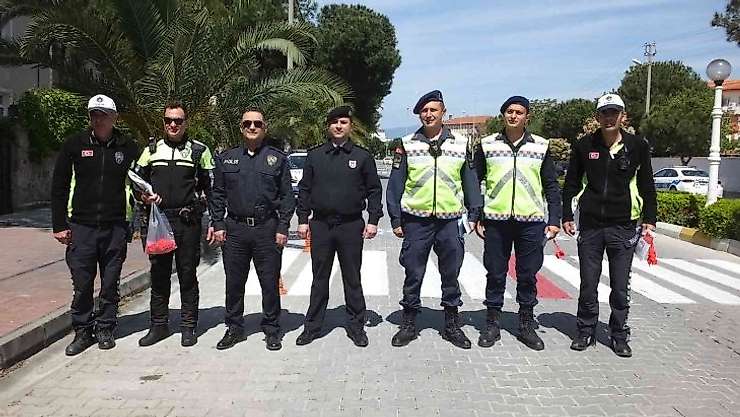 Balıkesir'de sürücülere broşür çocuklara kırmızı düdük dağıtıldı