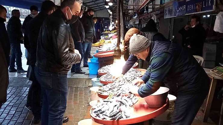 Bandırma Balık Hali'nde hamsi bolluğu yaşanıyor