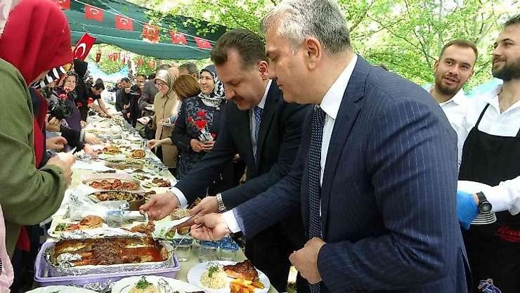 Bigadiç'te binlerce vatandaş festivalde bir araya geldi