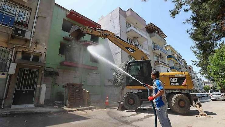 Buca'da riskli yapıların yıkımı sürüyor