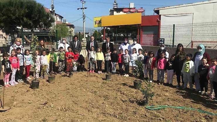 Burhaniye' de Kaymakam Memiş, anaokulu öğrencileri ile fidan dikti