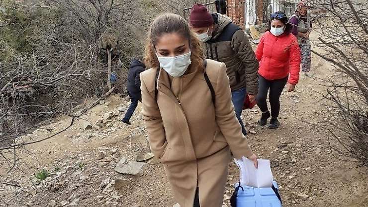 Burhaniye'de aşılama ekipleri yaşlıların ayağına gidiyor