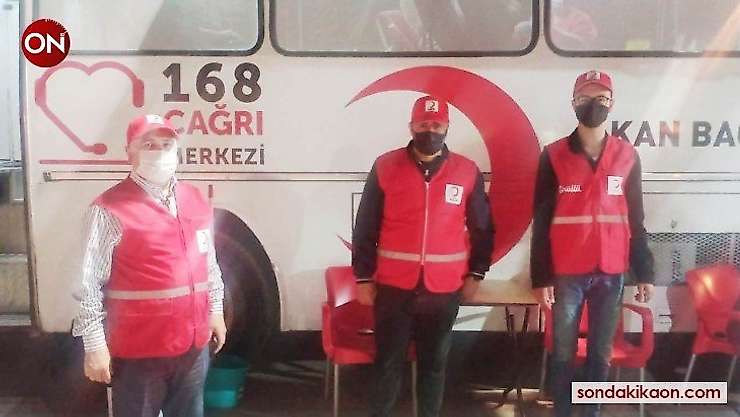 Burhaniye'de Kızılay yönetimi kan verdi