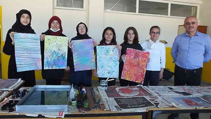 Burhaniye'de liseli gençler ebru sanatını sevdi