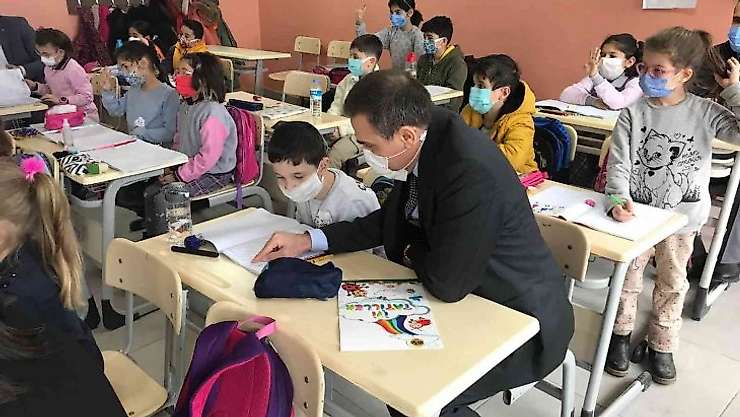 Burhaniye Kaymakamı İlyas Memiş, Hacı Mustafa Müdüroğlu Ortaokulunu ziyaret etti