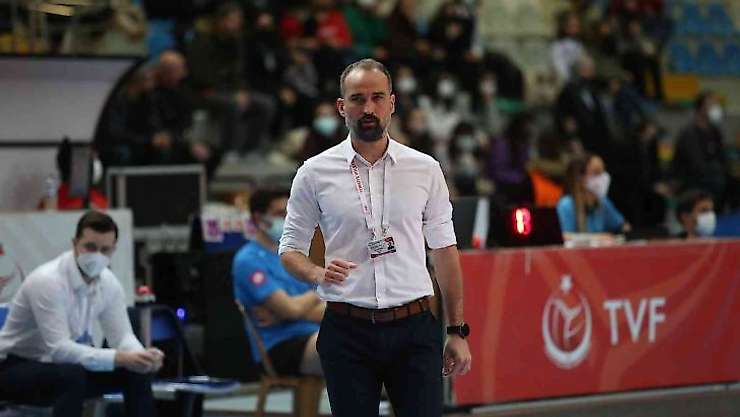 Bursa Büyükşehir Belediyespor'da Başantrenör Cemal Bora Şensoy'la sözleşme yenilendi