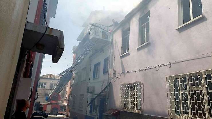 Çatı yangını korkuttu