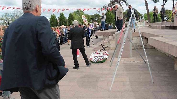 Çelenkler rüzgarın azizliğine uğradı