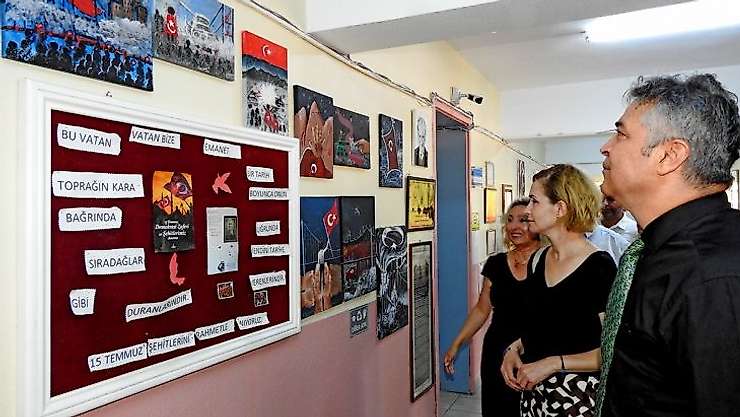 Çeşme'de 'Temel Eğitimde 10 bin Okul Projesi' dahilinde yıl sonu sergisi açıldı