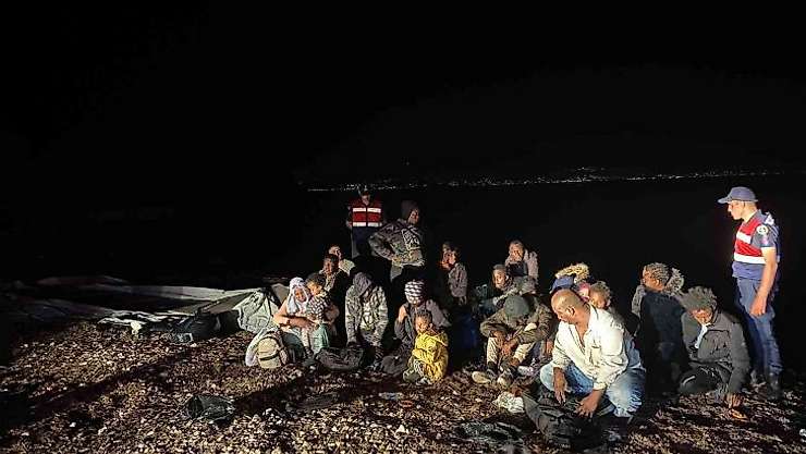 Çeşme'de kıyıya bırakılmış 20 düzensiz göçmen tespit edildi