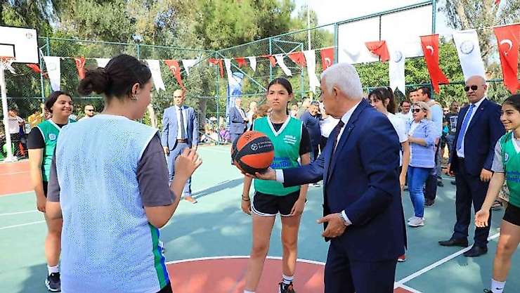 Datça'ya Basketbol ve Voleybol sahası
