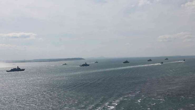 Deniz Kuvvetleri Donanması'ndan geçit töreni