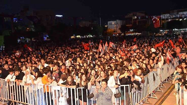 Didim Belediyesi 19 Mayıs'ı Grup 'Gripin' ile kutladı