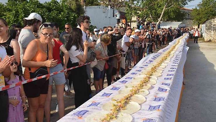 Didim'de 50 metrelik vegan dürüm rekor denemesi