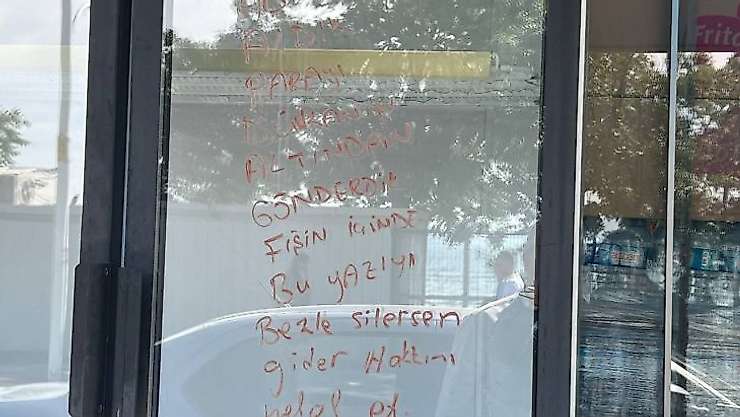 Dolabın camına yazılan mesaj şoke etti