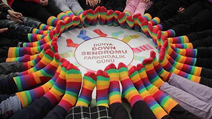 Down sendromuna dikkat çekmek için renkli çoraplar giydiler