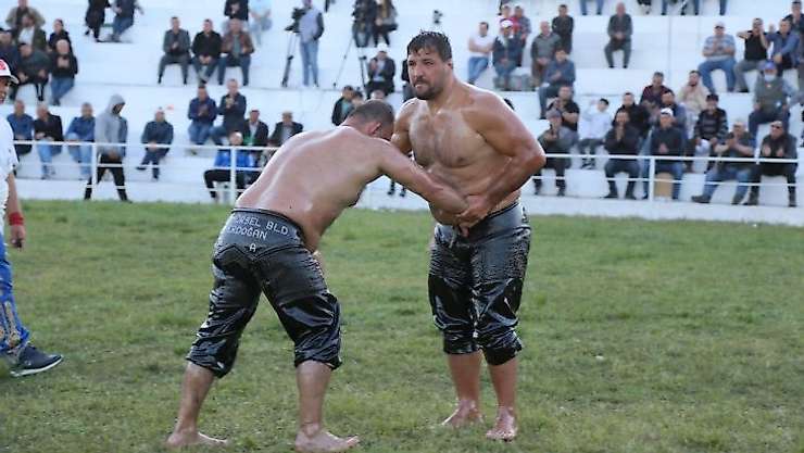 Edremit'te Başpehlivan Recep Kara oldu