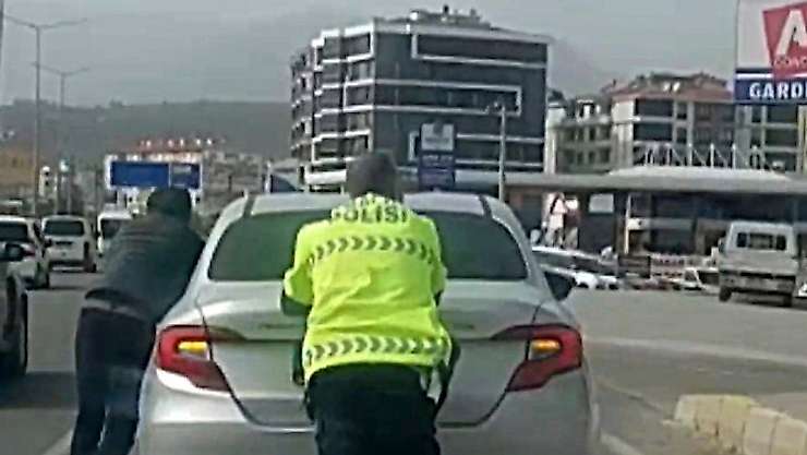Edremit'te Polis Haftası'nda sürücüye polis şefkati