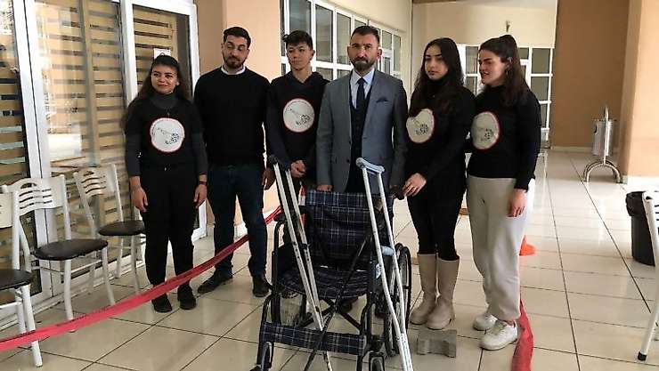 Empati kurmak için bir günlüğüne engelli oldular