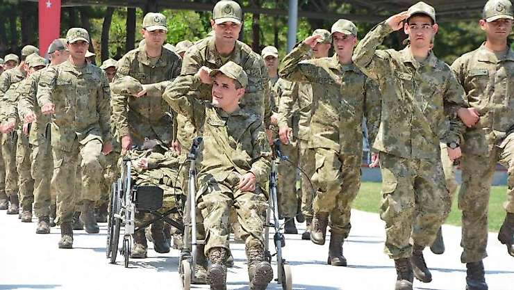 Engelli gençler çakı gibi asker oldu