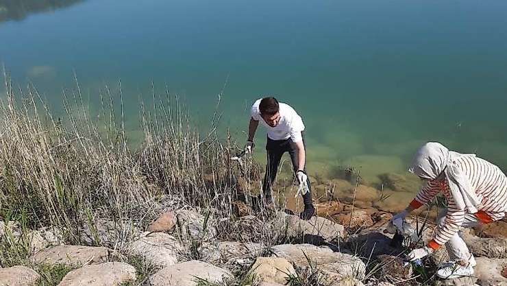 Gediz'de doğa dostu öğrencilerden çevre temizliği