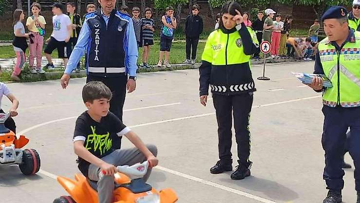 Gediz'de öğrencilere uygulamalı trafik eğitimi