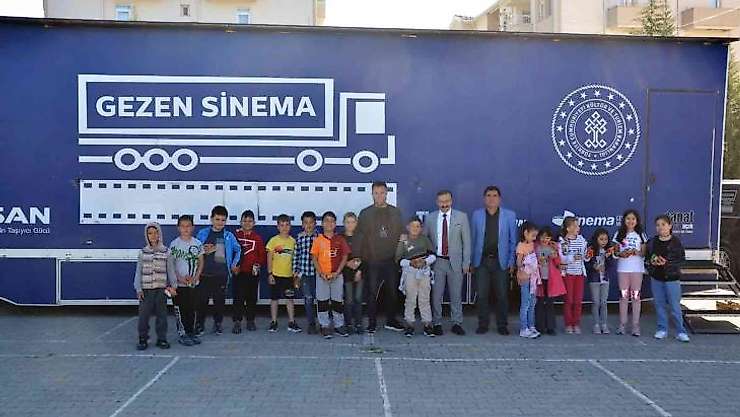 Gezen sinema tırı Emet'te çocuklarla buluştu