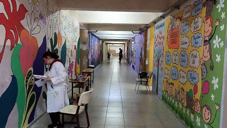 İlkokulun koridoru sanat sokağı oldu