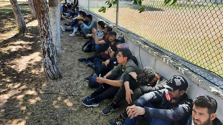 İzmir'de 237 düzensiz göçmen ile 10 insan kaçakçısı yakalandı