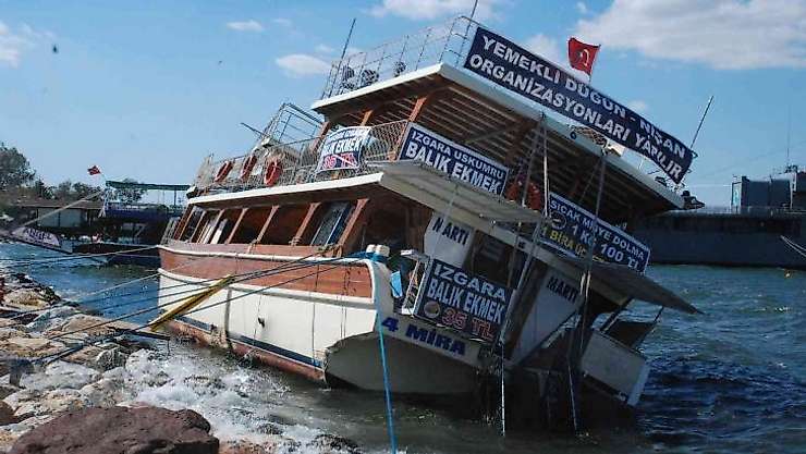 İzmir'de şiddetli rüzgar tekneyi devirdi