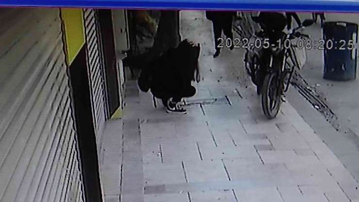 Kaldırımda yürürken başına inşaattan cisim düşen genç kız yaralandı