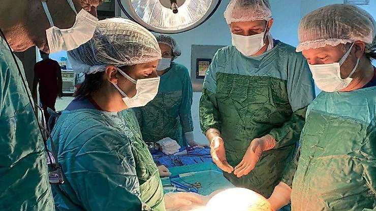 Karnından 8 kiloluk kitle çıkarıldı