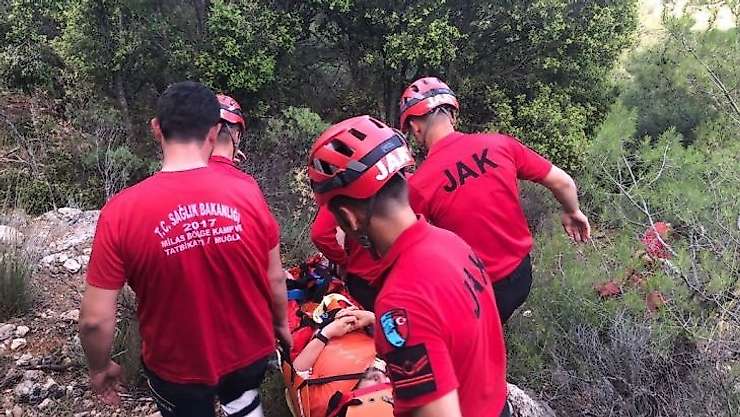 Kayalık alana düşen Rus turisti JAK timi kurtardı