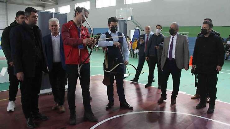 Kaymakam Çelik ve Başkan Barçın ok attı