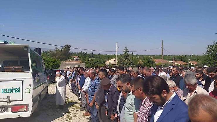 Kazada hayatını kaybeden aile fertleri yan yana toprağa verildi