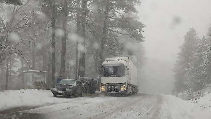 Kazdağları'nda aniden bastıran kar sürücülere zor anlar yaşattı