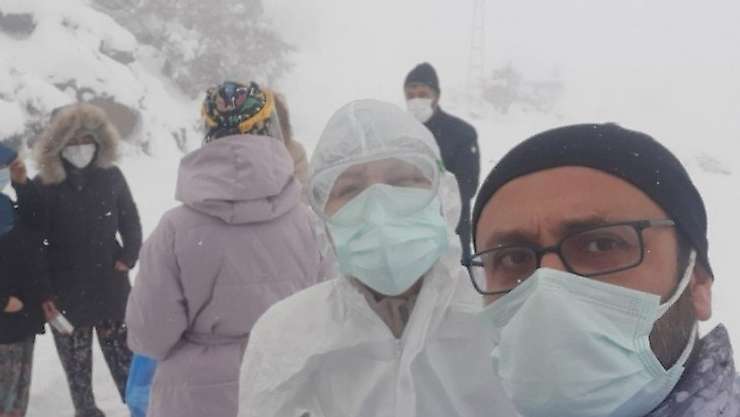 Kepsutlu sağlıkçılar kar altında zorlukla görev yapıyor