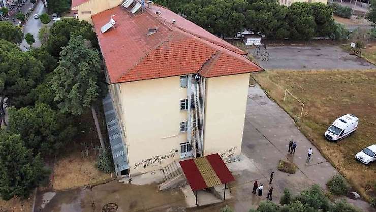 Kız arkadaşı ile kavga etti, yangın merdivenine tırmandı