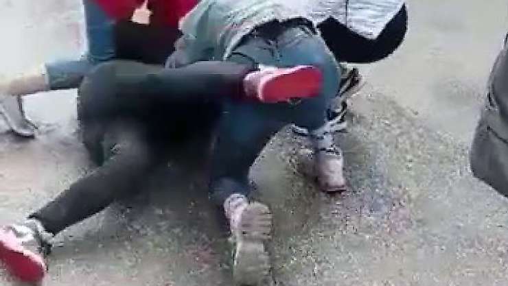 Kızların küfürlü tartışması saç baş kavgaya dönüştü