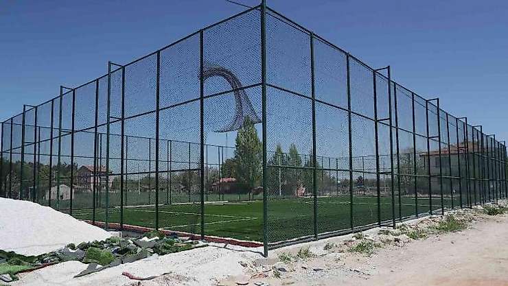 Kütahya'da 14 mahalleye halı saha