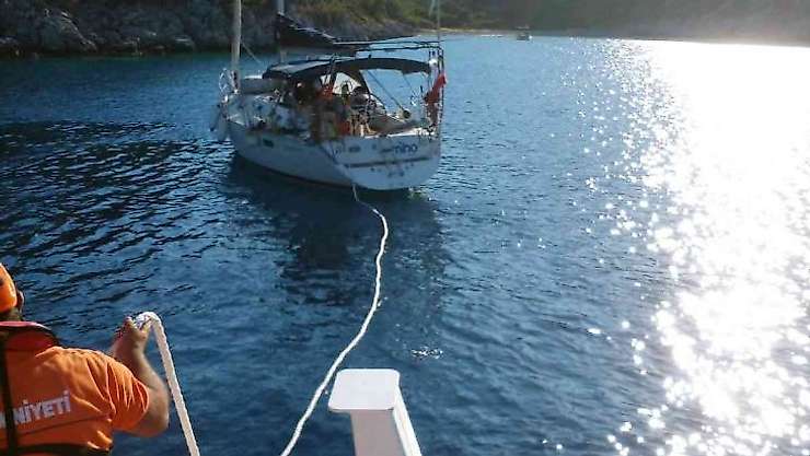 Makine arızası yapan tekne Marinaya çekildi