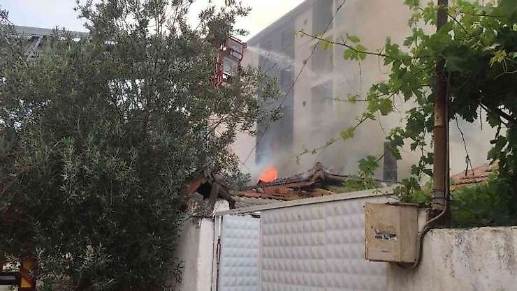 Manisa'da ev yangını: 1 yaralı