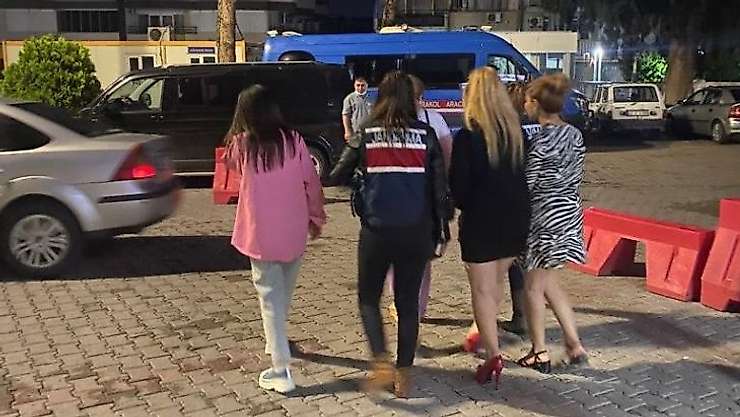 Manisa'da jandarmadan eğlence mekanlarına şok baskın