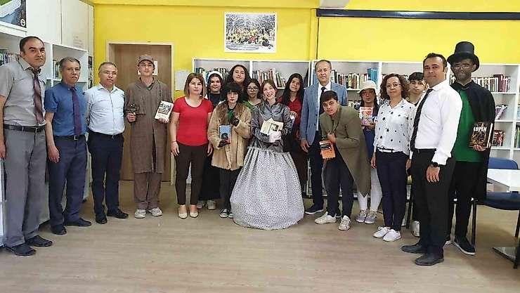 Masal kahramanlarını canlandıran öğrenciler, miniklere kitap sevgisini aşıladı